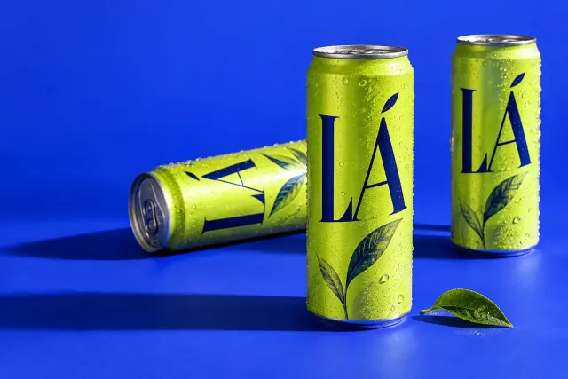 Lime green LÁ packaging against cobalt blue for the ELSEFORM AGENCY concept